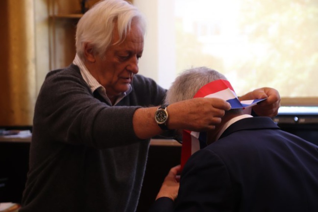 Doyen de l’assemblée, Rémi Lescoeur a remis l’écharpe tricolore à Pierre-Christophe Baguet. (©Maxime Gil / Actu Hauts-de-Seine) Doyen de l’assemblée, Rémi Lescoeur a remis l’écharpe tricolore à Pierre-Christophe Baguet. (©Maxime Gil / Actu Hauts-de-Seine)